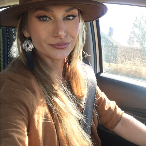 Meet your Posher, Caitlin - Picture 3 of 3